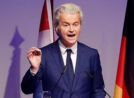 "Freunde, wir müssen zusammenstehen, Schulter an Schulter mit Israel und mit den anderen westlichen Ländern", sagte Geert Wilders bei seiner Rede im Bonner Maritim-Hotel.