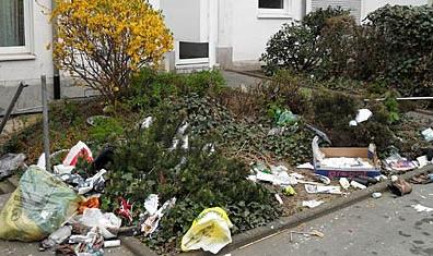 Mittlerweile kein seltenes Bild mehr in Bonn - vollgemüllte Vorgärten wie hier an der Lengsdorfer Hauptstraße