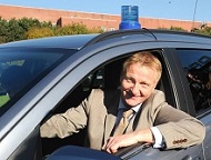 NRW-Innenminister Ralf Jäger in einem der neuen Polizei-Opel.