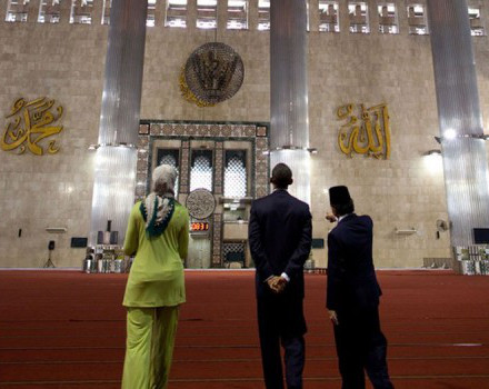 president-barack-obama-and-first-lady-michelle-obama-toured-a-mosque-in-jakarta-indonesia