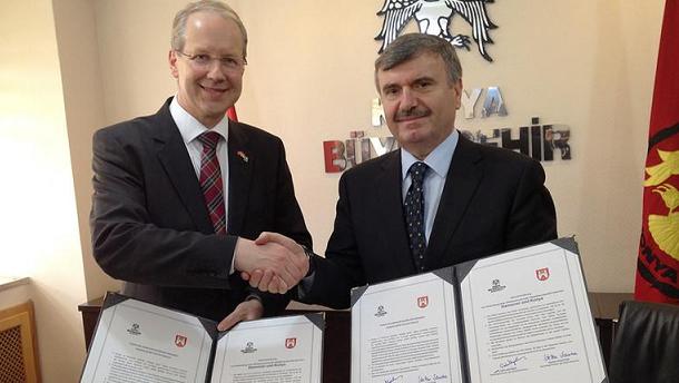 Hannovers Oberbürgermeister Stefan Schostok, l., und sein Amtskollege in Konya, Tahir Akyürek, unterzeichneten am 6. Mai 2014 in Konya eine Absichtserklärung für eine Städtepartnerschaft