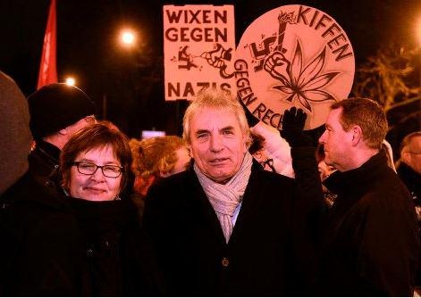 Kölns OB Jürgen Roters, SPD, mit Frau beim 'Aufstand der Anständigen' am 5.1. in der Domstadt