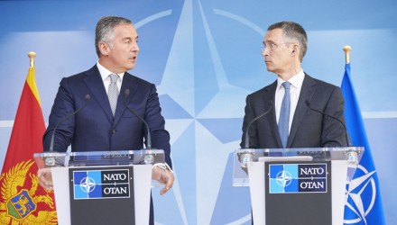 Montenegros Premierminister Milo Dukanovic bei einer gemeinsamen Pressekonferenz mit Nato-Generalsekretär Jens Stoltenberg