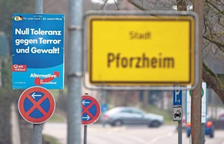 Ein Wahlplakat der Alternative für Deutschland (AfD) hängt am 17.02.2016 in Pforzheim (Baden-Württemberg) am Ortseingang. Foto: Marijan Murat/dpa (zu dpa "Zweifelhafte Ehre: Pforzheim ist die Hochburg der AfD" vom 18.02.2016) +++(c) dpa - Bildfunk+++