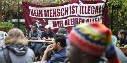 Sprecher der Flüchtlingsgruppe äußern sich am 20.10.2013 in Berlin über die Verhandlungen mit politischen Stellen. Die mehr als 20 Flüchtlinge am Brandenburger Tor in Berlin haben ihren seit zehn Tagen dauernden Hungerstreik vorläufig beendet und bis Januar ausgesetzt. Foto: Bernd von Jutrczenka/dpa +++(c) dpa - Bildfunk+++