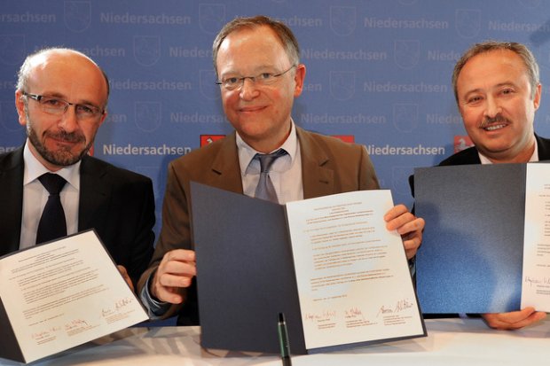 Mit Unterschriften auf Absichtserklärungen von Ministerpräsident Stephan Weil und zwei Moslem-Vertretern begannen im September 2013 die Vertragsverhandlungen des Landes Niedersachsen mit Ditib und Schura über einen Staatsvertrag