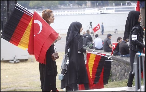 schleiereulen-bei-erdogan-demo