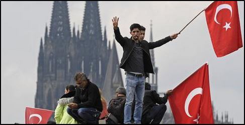 turkische-kids-vor-dem-dom