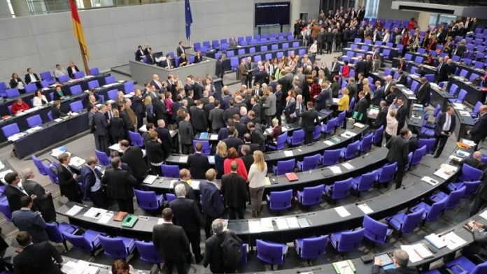 Abstimmung im Bundestag über automatische Anpassung der Diäten.
