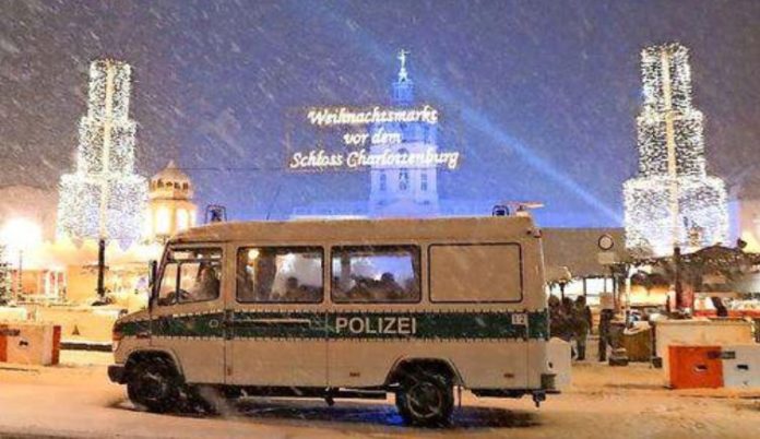 Polizeieinsatz am Weihnachstmarkt beim Schloss Charlottenburg in Berlin.