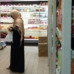 Halal-Supermarkt in Frankreich weigert sich, den Gesetzen entsprechend seine Produktpalette auf Bedürfnisse der "Kuffar" zu erweitern.