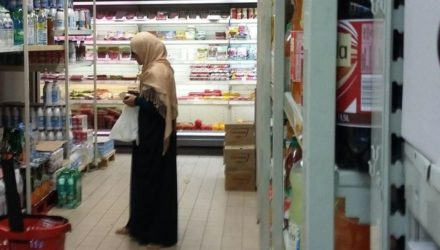 Halal-Supermarkt in Frankreich weigert sich, den Gesetzen entsprechend seine Produktpalette auf Bedürfnisse der "Kuffar" zu erweitern.