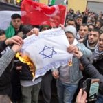 Moslems zünden in Berlin eine Israel-Flagge an.