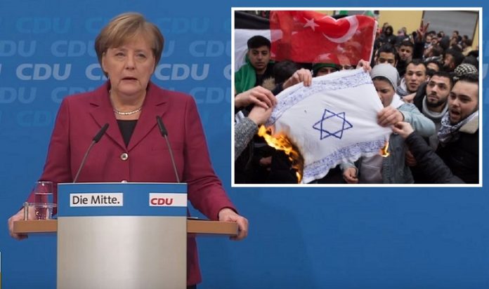 Screenshot der Pressekonferenz vom 11.12.2017; kleines Bild: Moslems verbrennen in Berlin eine Fahne mit einem Davidstern.