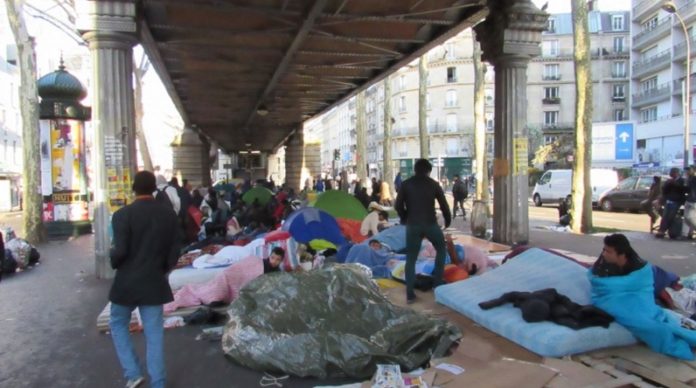 Bürger sind verzweifelt über die unhaltbaren Zustände: Illegale campieren in den Straßen von Paris.