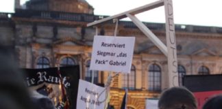 Gericht gestattet Verkauf von Galgen für Merkel und Gabriel.