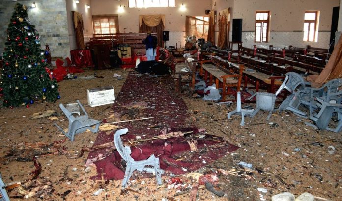 Der zerstörte Innenraum der Kirche in Quetta, nachdem ein Moslem sich in die Luft sprengte.