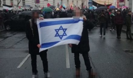 Das Hochhalten der israelischen Flagge störte die "öffentliche Ordnung" einer judenfeindlichen Demo.