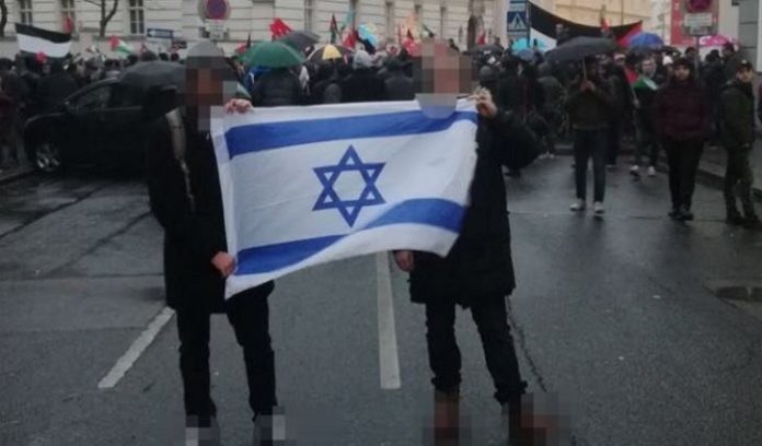 Das Hochhalten der israelischen Flagge störte die 