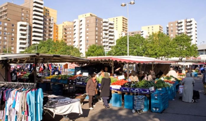 Liverpooler Platz in Köln-Chorweiler, wo Fremde größtenteils unter sich sind.