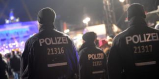 Polizei zu Silvester auf der Partymeile am Brandenburger Tor.
