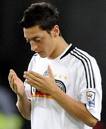 Mesut Özil beim rezitieren von Koransuren.