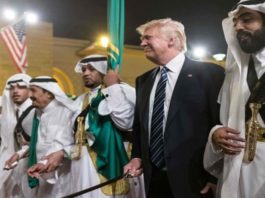 Donald Trump bei der Teilnahme am traditionellen Schwerttanz in Saudi-Arabien 2017.