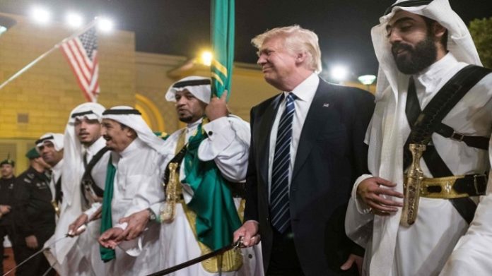 Donald Trump bei der Teilnahme am traditionellen Schwerttanz in Saudi-Arabien 2017.