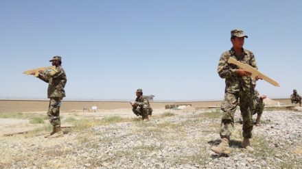 Afghanische Soldaten im Training mit Holzgewehren in Masar-i-Sharif.