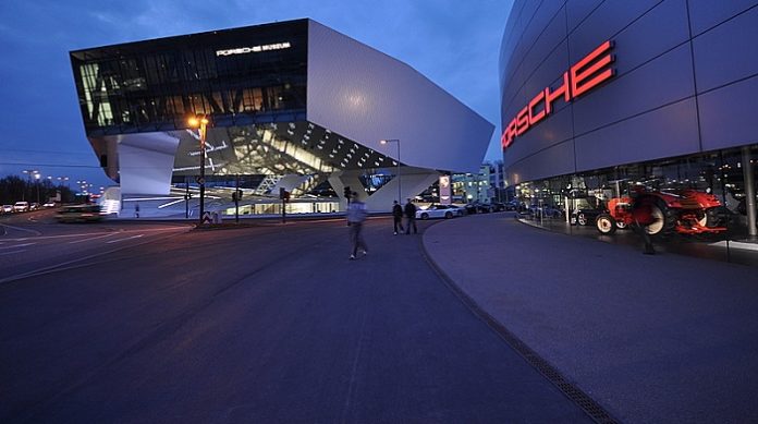 Demnächst verboten? Das Porsche-Museum in Stuttgart bei Nacht.