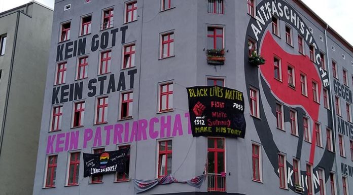 Das Antifa-Haus in Berlin-Friedrichshain an der Ecke Scharnweberstraße / Colbestraße.