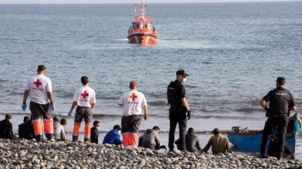 Ein Boot mit 72 "Flüchtlingen" an Bord ist in den Hafen von Los Cristianos (Gran Canaria) geschleppt worden.