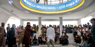 In der indonesischen Provinz Aceh hat ein Scharia-Gericht ein homosexuelles Paar zu je 77 Hiebe mit einem Rattan-Stock verurteilt.