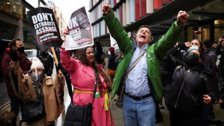 Nach der Gerichtsentscheidung brechen in London Anhänger von Assange in Jubel aus.