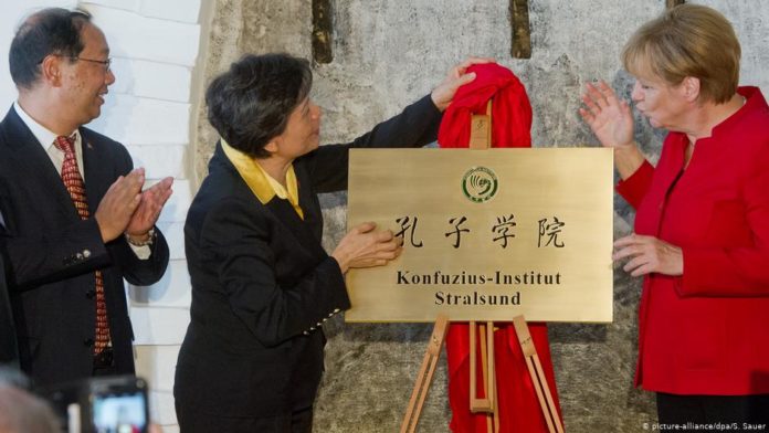 Angela Merkel gilt als große Verfechterin der Ausbreitung von Konfuzius-Institute in Deutschland (hier bei einer Eröffnung 2016 in Stralsund).
