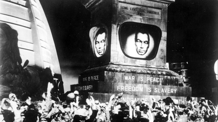 Freiheit ist Sklaverei: Szenenbild aus der Verfilmung von «1984» aus dem Jahr 1955. Die Parallelen zu heute sind unverkennbar...