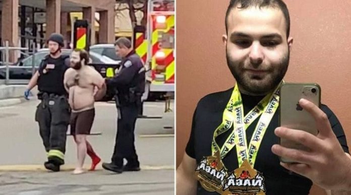 Der zehnfache Killer und Wrestlingfan Ahmad Alissa (21) aus Arvada, einem Vorort von Denver, wird nach seinem Blutgemetzel in einem Supermarkt in Boulder von Polizisten abgeführt.
