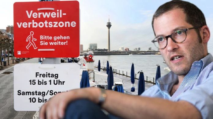 Allmählich reichts auch BILD-Chefredakteur Julian Reichelt: „Verweilverbotszone“ an der Düsseldorfer Rheinpromenade! Von Freitag bis Sonntag ist es Passanten verboten, auf Bänken auszuruhen oder beim Flanieren stehen zu bleiben.