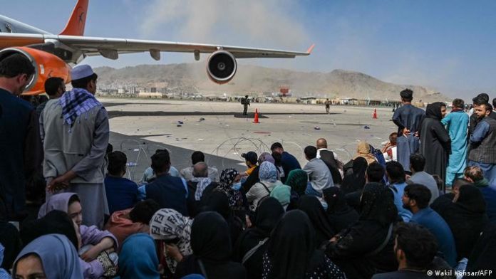 Menschen am Flughafen in Kabul.