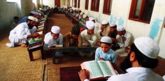 Einem achtjährigen Hindu-Jungen droht in Pakistan die Todesstrafe. Der Vorwurf: Blasphemie. Das Kind soll absichtlich in einer Koranschule uriniert haben.