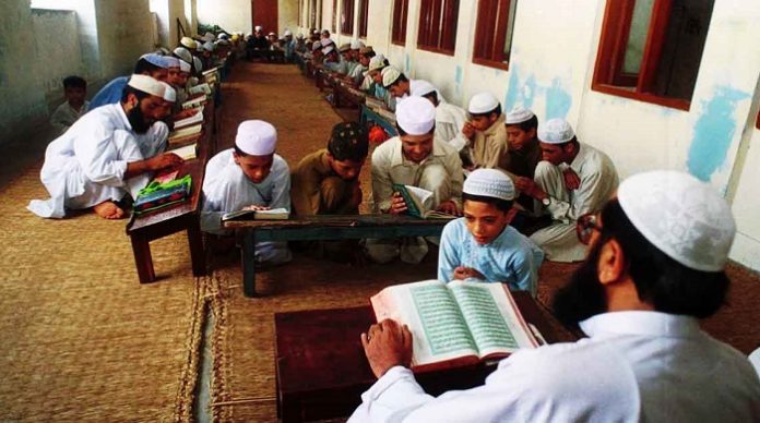 Einem achtjährigen Hindu-Jungen droht in Pakistan die Todesstrafe. Der Vorwurf: Blasphemie. Das Kind soll absichtlich in einer Koranschule uriniert haben.