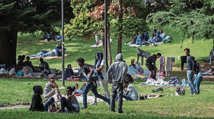 Immer wieder werden Frauen in Parks von Jugendlichen mit Migrationshintergrund verbal und körperlich belästigt (Symbolbild).