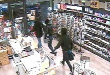 Bild der Überwachungskamera vom Überfall am 9. Februar 2017 in Quickborn: Die Angeklagten Muhamet X. und Daniele V. zwingen den Ladeninhaber Niels F. mit Waffengewalt zum Tresor.