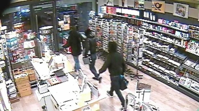 Bild der Überwachungskamera vom Überfall am 9. Februar 2017 in Quickborn: Die Angeklagten Muhamet X. und Daniele V. zwingen den Ladeninhaber Niels F. mit Waffengewalt zum Tresor.