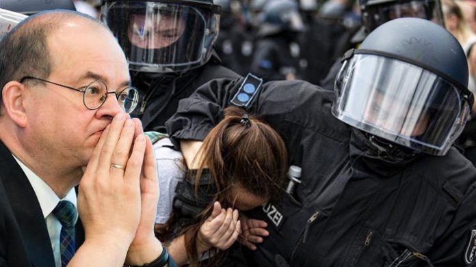 Der CDU-Bundestagsabgeordnete Arnold Vaatz (l.) vergleicht den Berliner Polizeieinsatz gegen Kritiker der Corona-Maßnahmen im August 2021 mit DDR-Methoden.