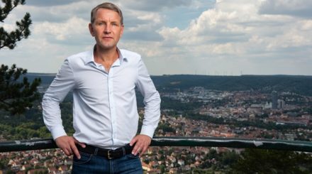 Nach dem starken Wahlergebnis in Thüringen führt an Björn Höcke beim nächsten AfD-Bundesparteitag im Dezember in Wiesbaden wohl kein Weg vorbei.
