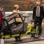"Ein schickes Fahrrad", sagte Merkel beim Besuch der IAA Mobility zum E-Lastenrad der Kölner Firma Kettler (v.l.n.r.: Andreas Scheuer, Hildegard Müller, Angela Merkel, Winfried Kretschmann und Markus Söder).