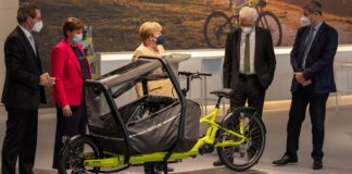 "Ein schickes Fahrrad", sagte Merkel beim Besuch der IAA Mobility zum E-Lastenrad der Kölner Firma Kettler (v.l.n.r.: Andreas Scheuer, Hildegard Müller, Angela Merkel, Winfried Kretschmann und Markus Söder).