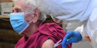 In einem Seniorenheim in Oberhausen hat es wenige Tage nach der Corona-Auffrischimpfung bei mehreren Senioren ernste Probleme gegeben, unter anderen einen Toten.