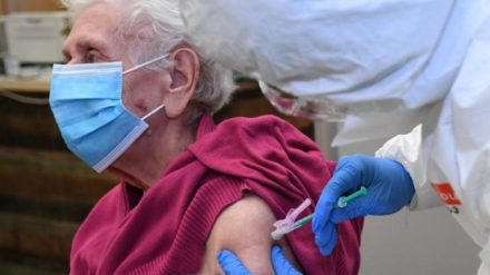 In einem Seniorenheim in Oberhausen hat es wenige Tage nach der Corona-Auffrischimpfung bei mehreren Senioren ernste Probleme gegeben, unter anderen einen Toten.